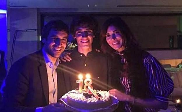 Raúl González y Mamen Sanz junto a su hijo Jorge durante su fiesta de 18 cumpleaños.