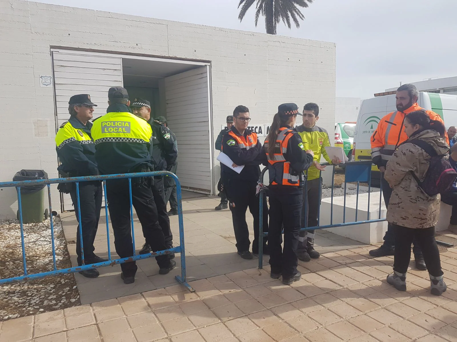 Más de 300 voluntarios, muchos de ellos llegados en autobuses desde Almería capital, forman alrededor de 20 grupos de búsqueda