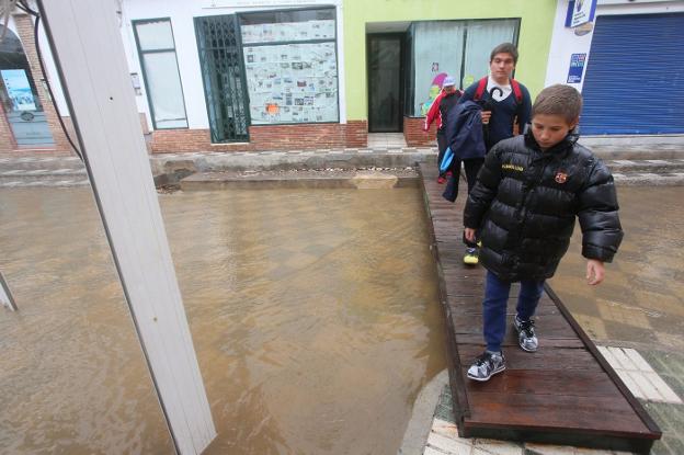 En Salobreña hubo que ingeniárselas para salir de algunos locales por las inundaciones.