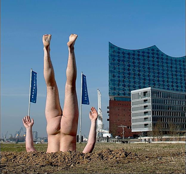 Lo último en arte: un hombre plantado desnudo