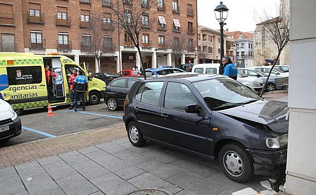 La ambulancia recoge a la mujer en el lugar del siniestro.