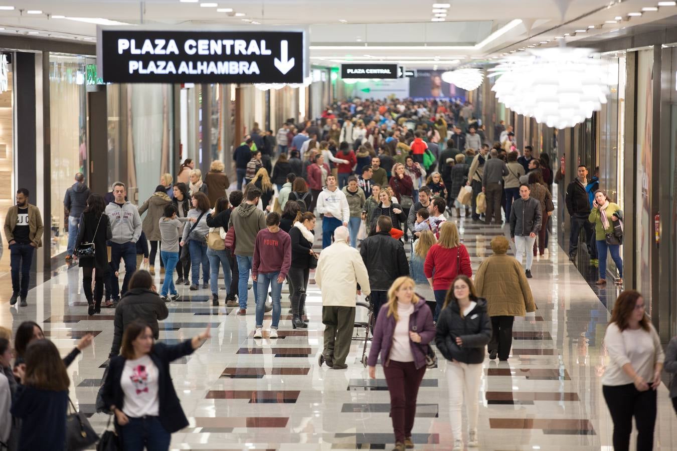 El mal tiempo ha hecho que los granadinos se dirijan al Neptuno, Serrallo y Nevada para pasar una tarde de ocio fuera de sus casas