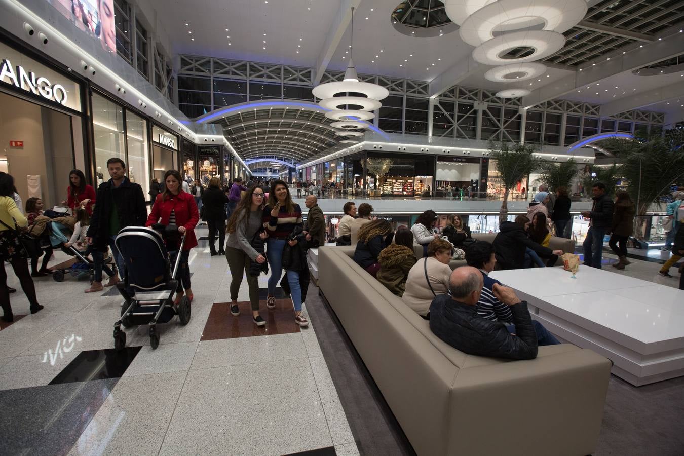 El mal tiempo ha hecho que los granadinos se dirijan al Neptuno, Serrallo y Nevada para pasar una tarde de ocio fuera de sus casas