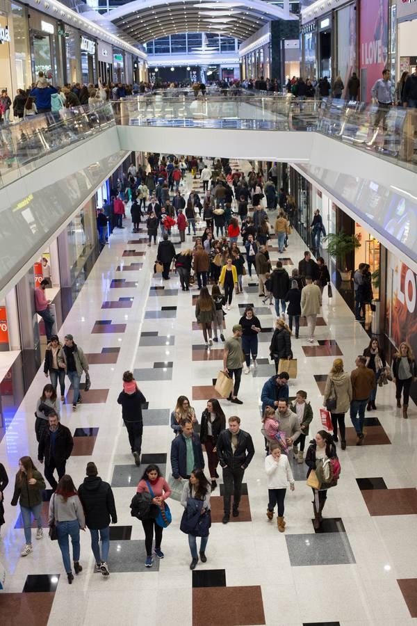 El mal tiempo ha hecho que los granadinos se dirijan al Neptuno, Serrallo y Nevada para pasar una tarde de ocio fuera de sus casas