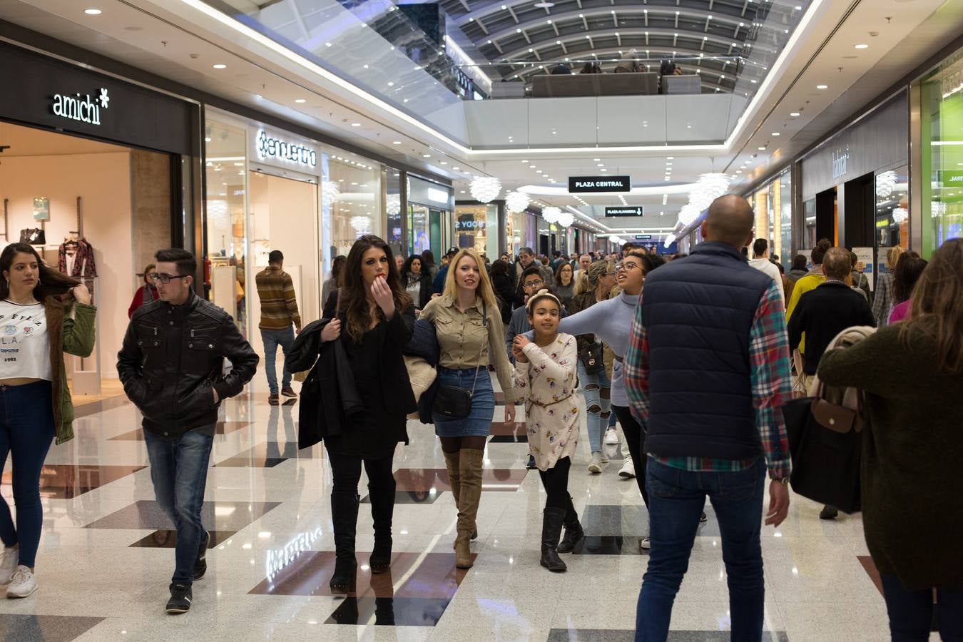El mal tiempo ha hecho que los granadinos se dirijan al Neptuno, Serrallo y Nevada para pasar una tarde de ocio fuera de sus casas