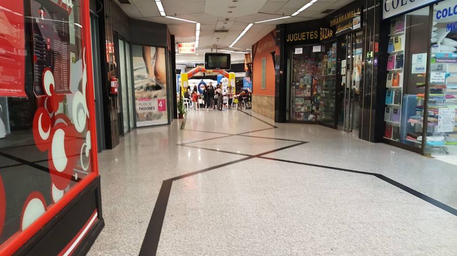 El mal tiempo ha hecho que los granadinos se dirijan al Neptuno, Serrallo y Nevada para pasar una tarde de ocio fuera de sus casas