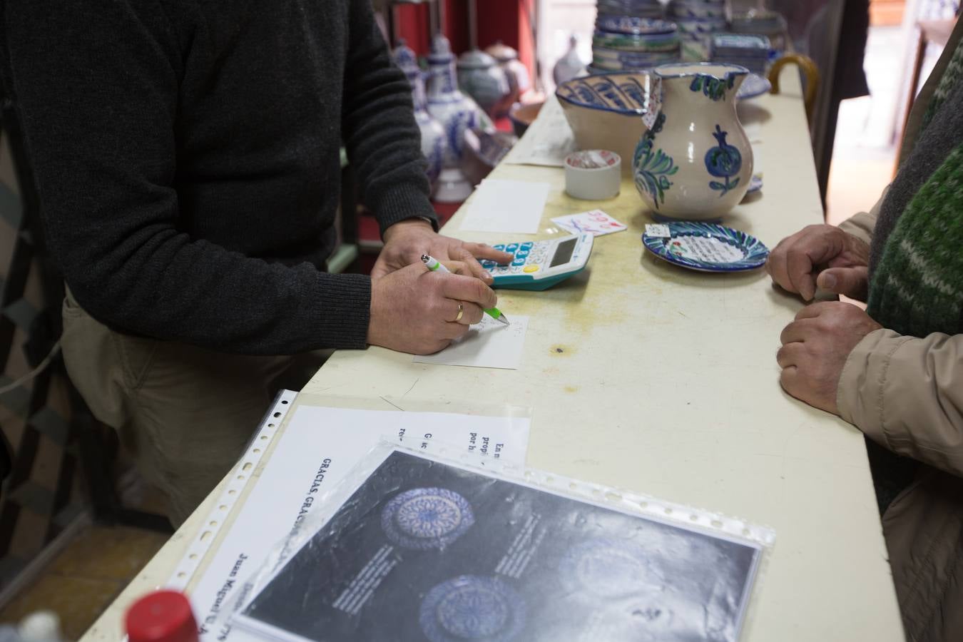 Un viaje de la mano del último comerciante de artesanía granadina de la calle Elvira, que cierra este mismo mes después de 40 años, a un barrio que hace ya décadas dejó de existir