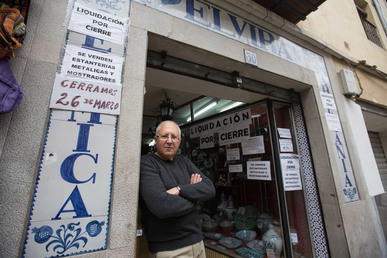 Un viaje de la mano del último comerciante de artesanía granadina de la calle Elvira, que cierra este mismo mes después de 40 años, a un barrio que hace ya décadas dejó de existir