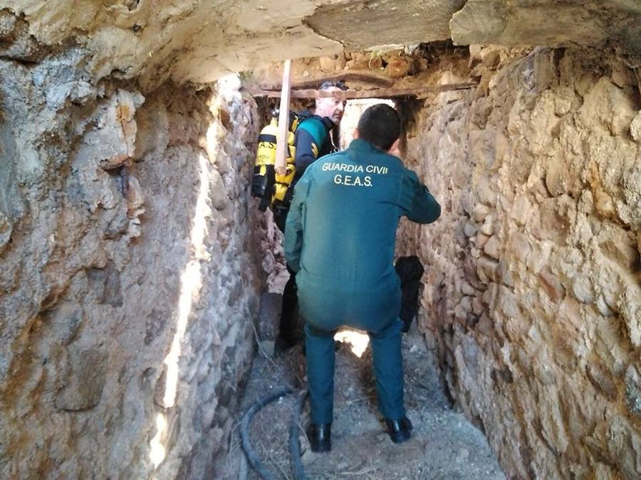 Los agentes se han sumergido en las aguas fecales de los cuatro tanques, sin apenas visibilidad y pese al riesgo para su propia salud