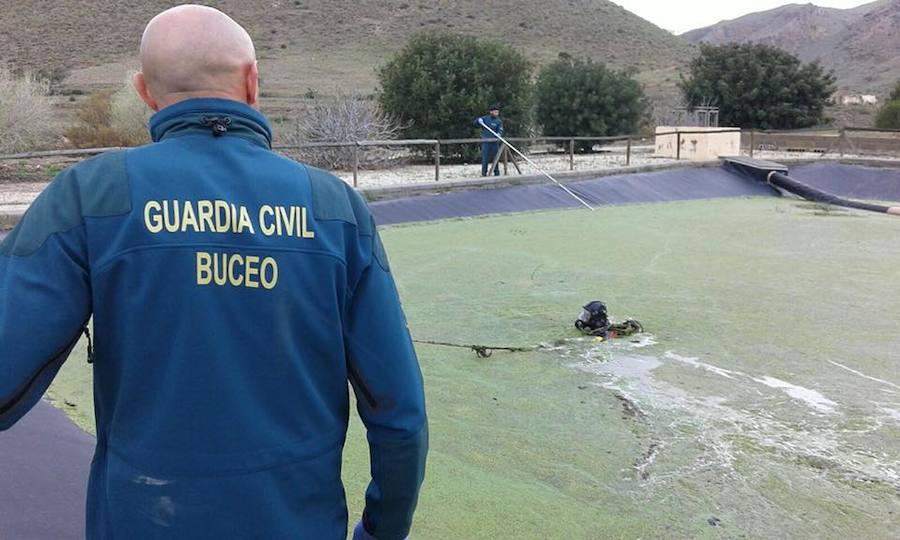 Los agentes se han sumergido en las aguas fecales de los cuatro tanques, sin apenas visibilidad y pese al riesgo para su propia salud