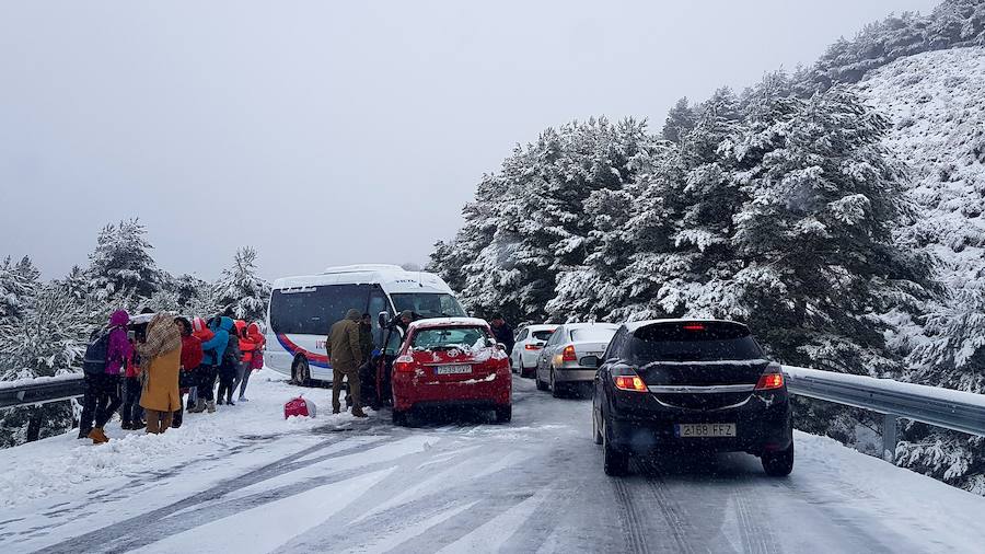 El fuerte viento ha obligado a comenzar la jornada de esquí a las doce del medio día. Este domingo ha nevado intensamente y es obligatorio el uso de cadenas para acceder a la estación 