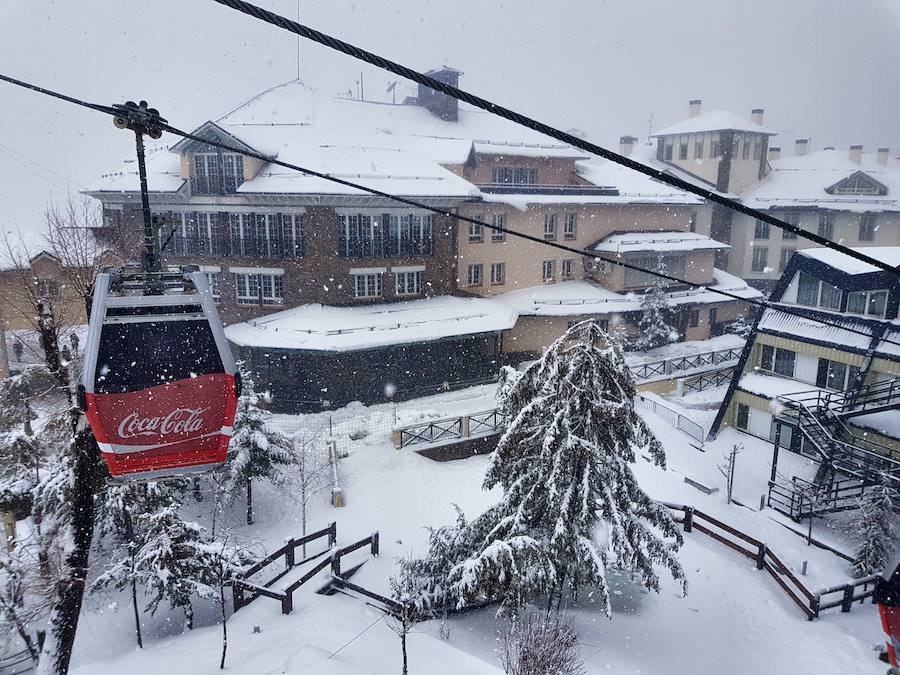 El fuerte viento ha obligado a comenzar la jornada de esquí a las doce del medio día. Este domingo ha nevado intensamente y es obligatorio el uso de cadenas para acceder a la estación 