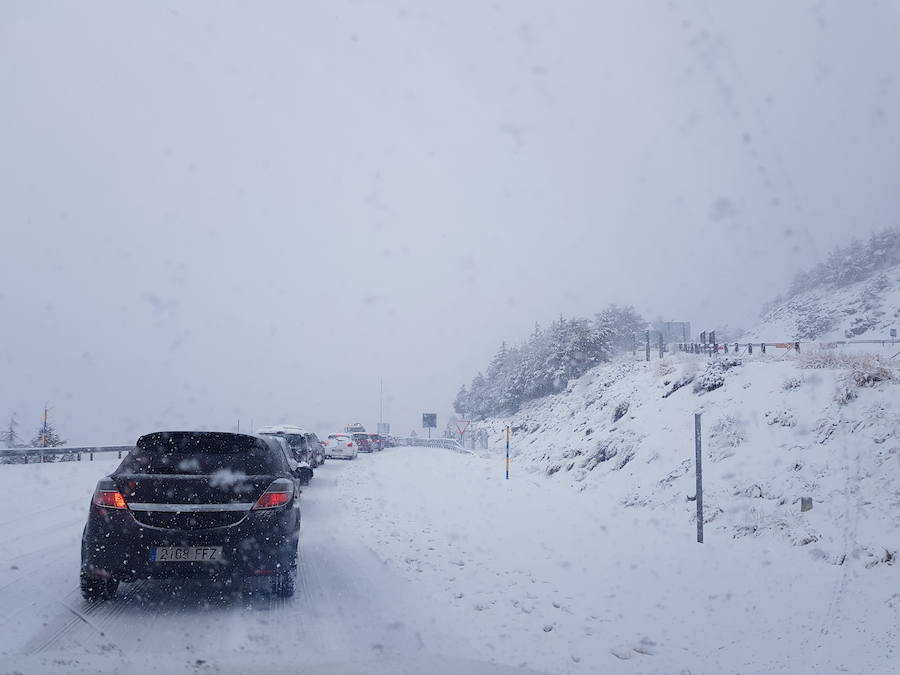 El fuerte viento ha obligado a comenzar la jornada de esquí a las doce del medio día. Este domingo ha nevado intensamente y es obligatorio el uso de cadenas para acceder a la estación 