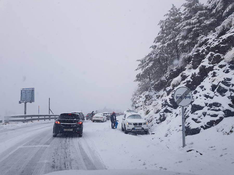 El fuerte viento ha obligado a comenzar la jornada de esquí a las doce del medio día. Este domingo ha nevado intensamente y es obligatorio el uso de cadenas para acceder a la estación 