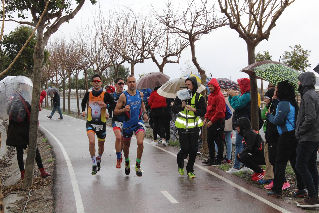 El VII 'Ciudad de Almería' se disputó con la lluvia y el frío como grandes protagonistas