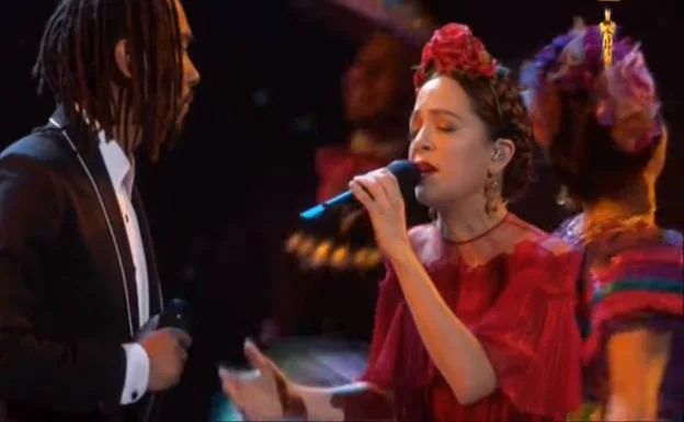 Natalia Lafourcade canta en español en la ceremonia de los Óscar