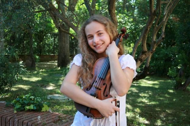 Sara Valencia, con su violín. 