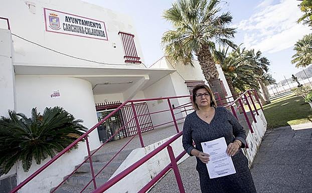 La presidenta de la ELA muestra la sentencia que le niega la independencia. 