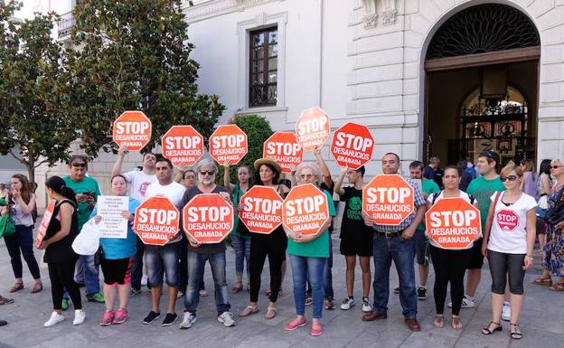 Un grupo de activistas de Stop Desahcuios se manifiesta frente al Ayuntamiento de Granada. 