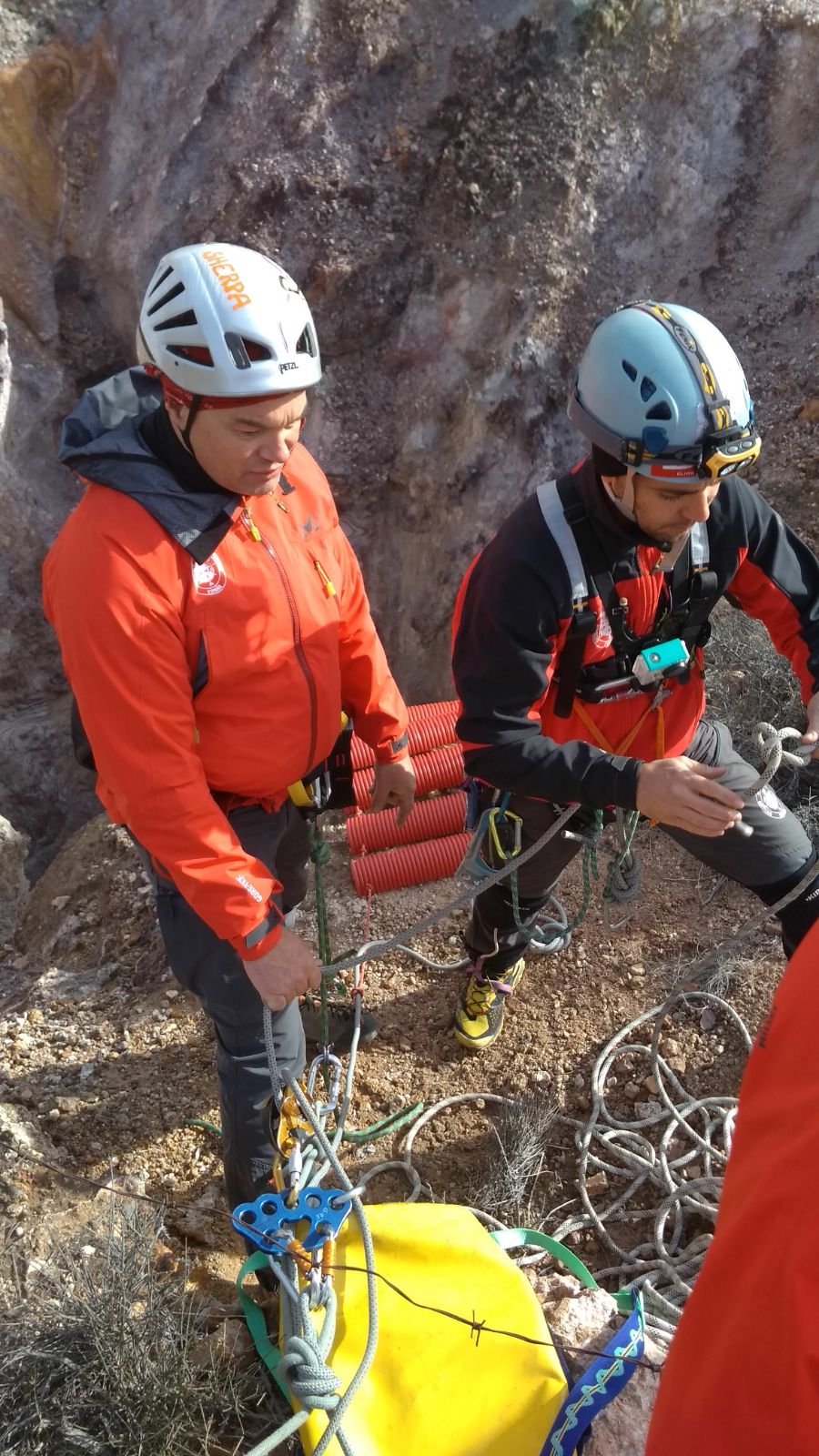 Unos 30 miembros del cuerpo municipal trabajan de forma voluntaria en el rastreo en superficies de difícil acceso para encontrar al niño desaparecido en Níjar