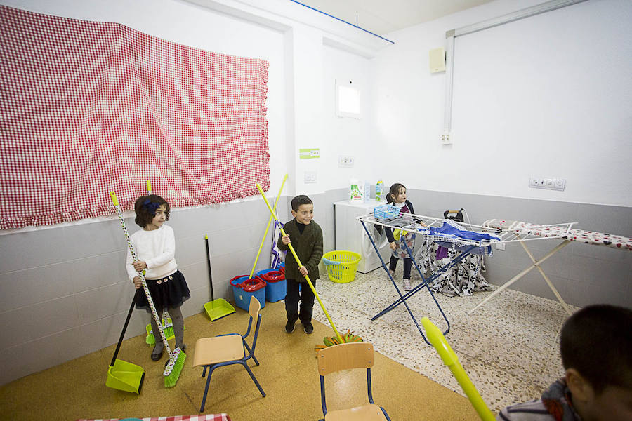 En la 'Casita de la Igualdad' los alumnos del colegio Reina Fabiola aprenden a hacer la cama o a doblar la ropa