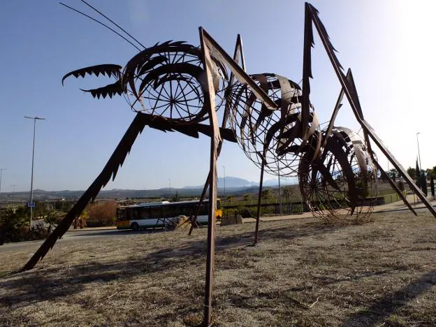La enorme escultura de una hormiga metálica da la bienvenida a quien entre al polígono por la zona norte. 