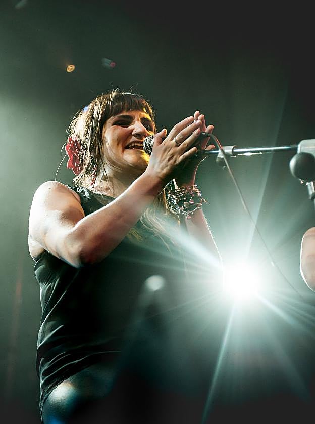 La cantante Rozalén reflexiona sobre la libertad, el amor y los miedos en su nuevo disco. 