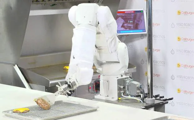 Descubre el primer robot con empleo fijo: así prepara hamburguesas