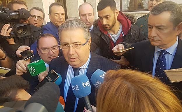 El ministro del Interior visita a los padres de Gabriel para trasladarles su "apoyo y esperanza"