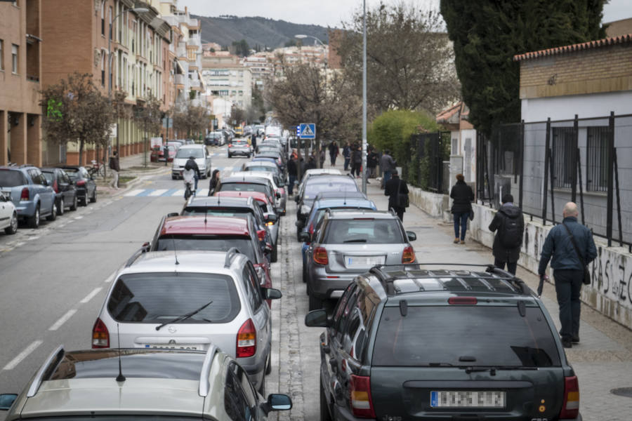 Los vehículos estacionados junto a los colegios en tres de los puntos conflictivos identificados por la Policía Local.