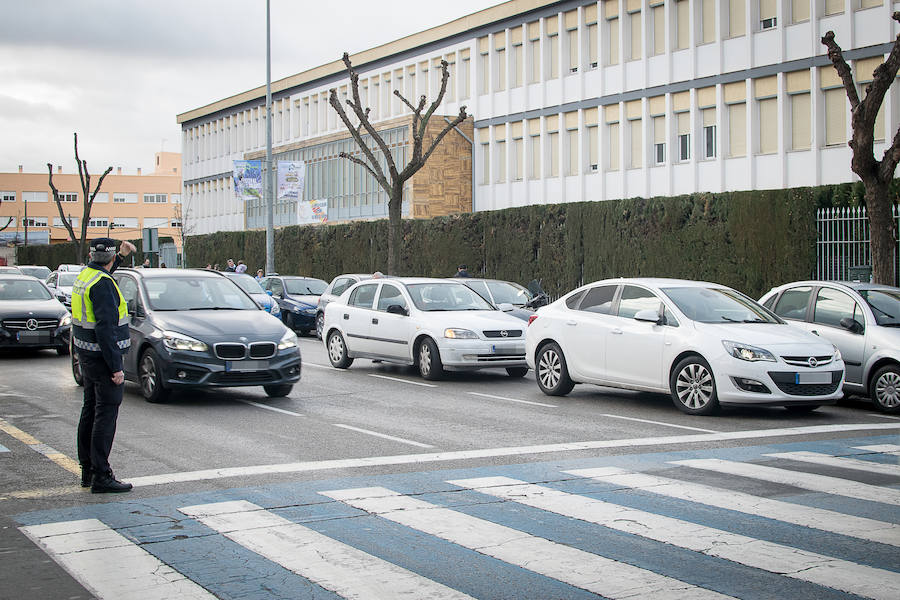 Los vehículos estacionados junto a los colegios en tres de los puntos conflictivos identificados por la Policía Local.