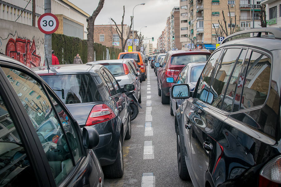 Los vehículos estacionados junto a los colegios en tres de los puntos conflictivos identificados por la Policía Local.