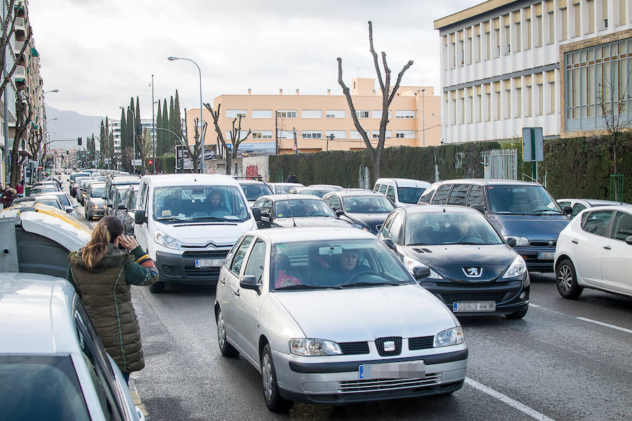 Los vehículos estacionados junto a los colegios en tres de los puntos conflictivos identificados por la Policía Local.