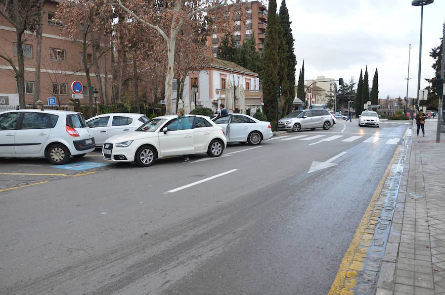 Los vehículos estacionados junto a los colegios en tres de los puntos conflictivos identificados por la Policía Local.