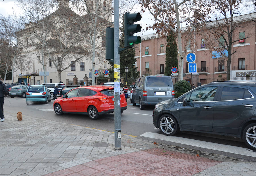 Los vehículos estacionados junto a los colegios en tres de los puntos conflictivos identificados por la Policía Local.