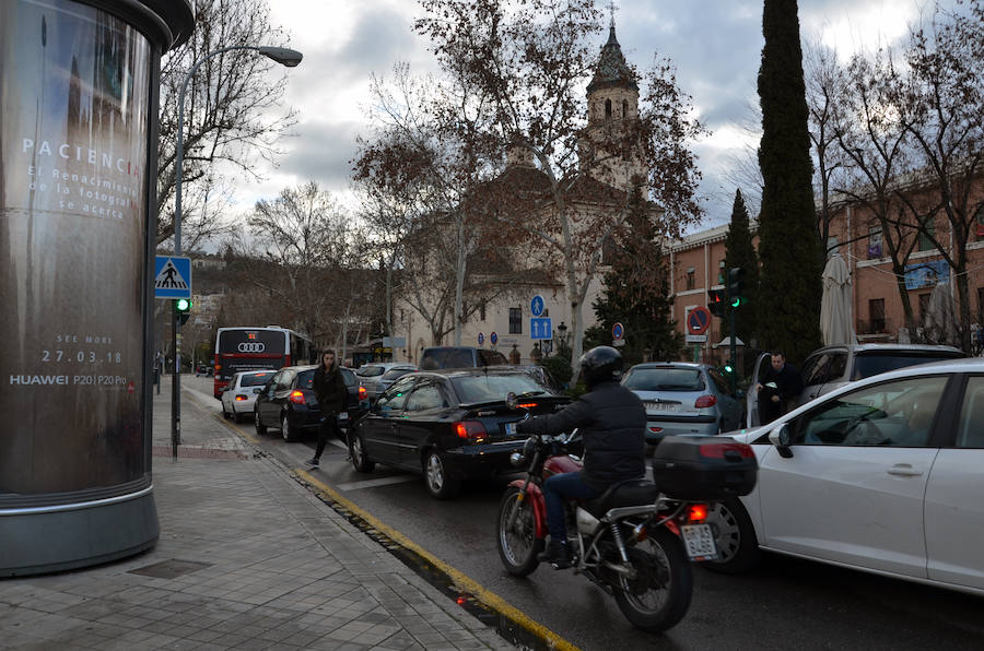 Los vehículos estacionados junto a los colegios en tres de los puntos conflictivos identificados por la Policía Local.