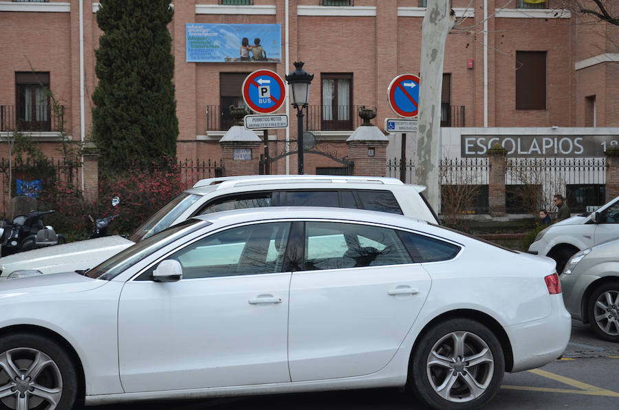 Los vehículos estacionados junto a los colegios en tres de los puntos conflictivos identificados por la Policía Local.