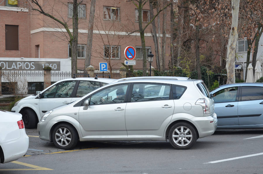 Los vehículos estacionados junto a los colegios en tres de los puntos conflictivos identificados por la Policía Local.