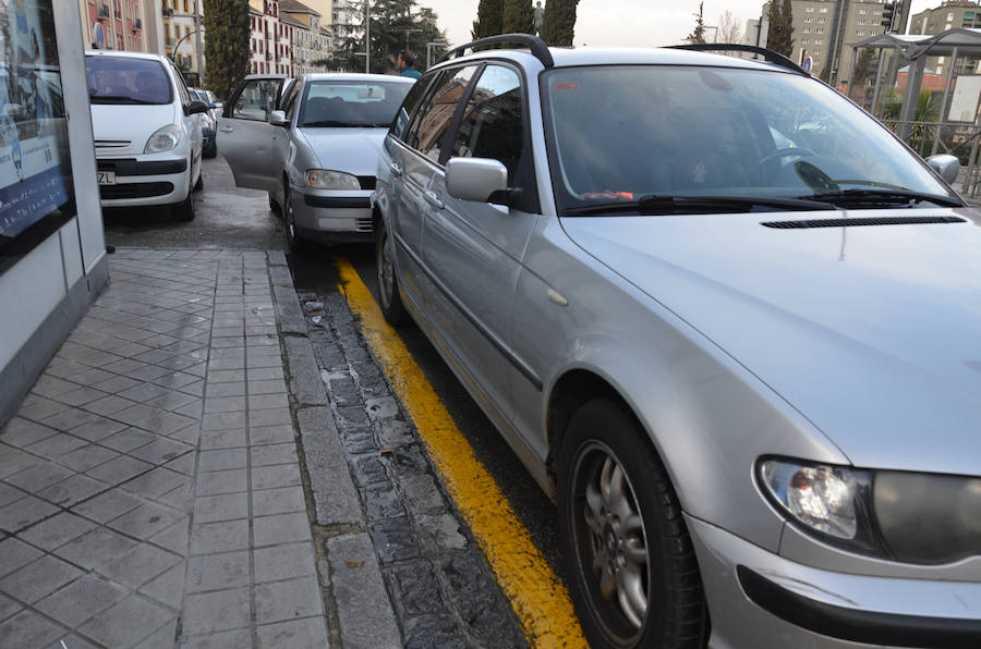 Los vehículos estacionados junto a los colegios en tres de los puntos conflictivos identificados por la Policía Local.