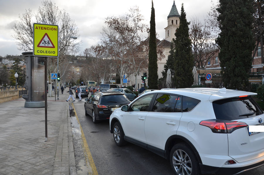 Los vehículos estacionados junto a los colegios en tres de los puntos conflictivos identificados por la Policía Local.