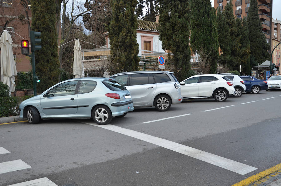 Los vehículos estacionados junto a los colegios en tres de los puntos conflictivos identificados por la Policía Local.