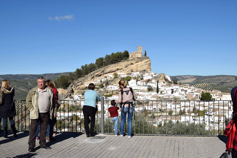 Este municipio granadino está ubicado en la falda de un rocoso peñón, al norte de la provincia de Granada. Su sierra está declarada parque natural y su entorno se caracteriza por las corrientes de agua y las numerosas grutas que alberga.