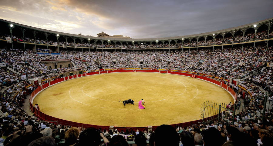 La plaza de toros de Granada lleva el nombre de Monumental de Frascuelo. En la imagen, faena de José Tomás el 23 de mayo de 2008