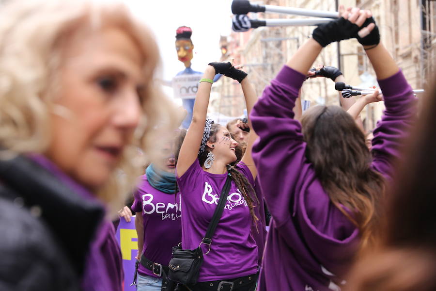 Ha sido una manifestación histórica. Más de 30.000 personas según la Policía Local, hasta 100.000 según las organizadoras. ¿Has estado en la marcha feminista del 8M en Granada? Encuéntrate en las fotos. 