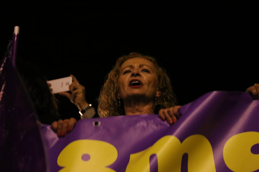Ha sido una manifestación histórica. Más de 30.000 personas según la Policía Local, hasta 100.000 según las organizadoras. ¿Has estado en la marcha feminista del 8M en Granada? Encuéntrate en las fotos. 