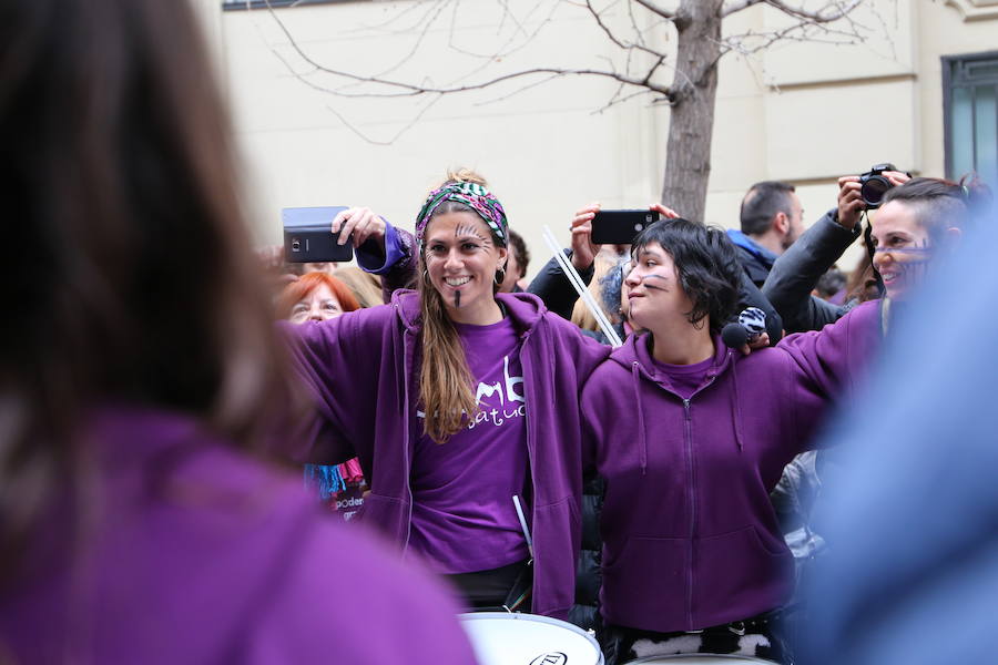 Ha sido una manifestación histórica. Más de 30.000 personas según la Policía Local, hasta 100.000 según las organizadoras. ¿Has estado en la marcha feminista del 8M en Granada? Encuéntrate en las fotos. 