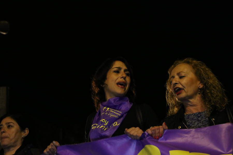 Ha sido una manifestación histórica. Más de 30.000 personas según la Policía Local, hasta 100.000 según las organizadoras. ¿Has estado en la marcha feminista del 8M en Granada? Encuéntrate en las fotos. 