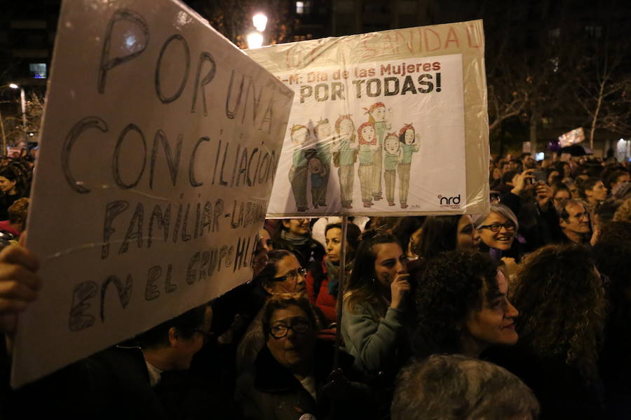 Ha sido una manifestación histórica. Más de 30.000 personas según la Policía Local, hasta 100.000 según las organizadoras. ¿Has estado en la marcha feminista del 8M en Granada? Encuéntrate en las fotos. 