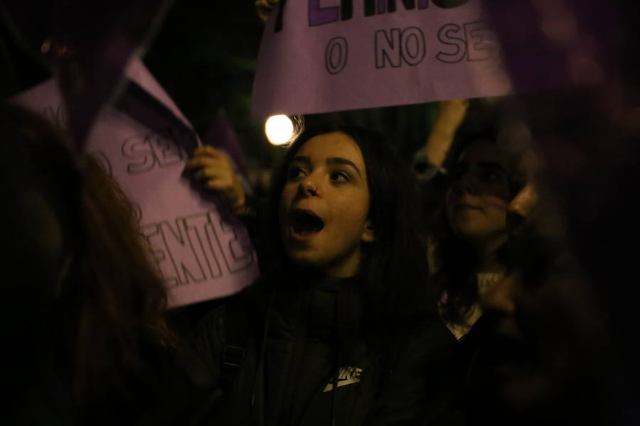 Ha sido una manifestación histórica. Más de 30.000 personas según la Policía Local, hasta 100.000 según las organizadoras. ¿Has estado en la marcha feminista del 8M en Granada? Encuéntrate en las fotos. 