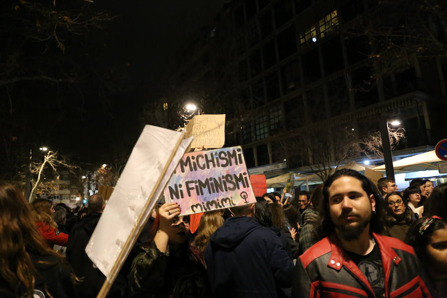 Ha sido una manifestación histórica. Más de 30.000 personas según la Policía Local, hasta 100.000 según las organizadoras. ¿Has estado en la marcha feminista del 8M en Granada? Encuéntrate en las fotos. 